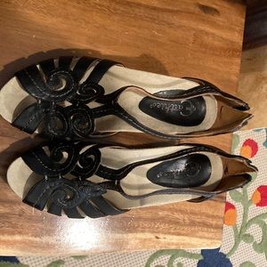 Earthies Domingo sandals black size 8.